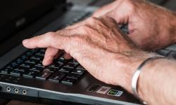 A Axencia para a Modernización Tecnolóxica e Cruz Vermella achegan a tecnoloxía ás persoas maiores con talleres itinerantes